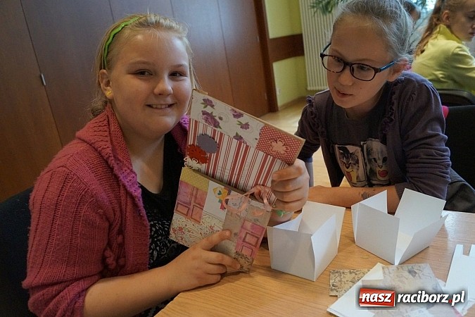 Zdjęcie w galerii na portalu naszraciborz.pl: W RCK tworzą cuda na warsztatach scrapbookingu wiadomości z regionu