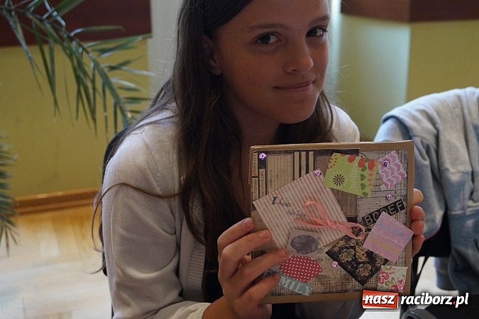 Zdjęcie w galerii na portalu naszraciborz.pl: W RCK tworzą cuda na warsztatach scrapbookingu wiadomości z regionu