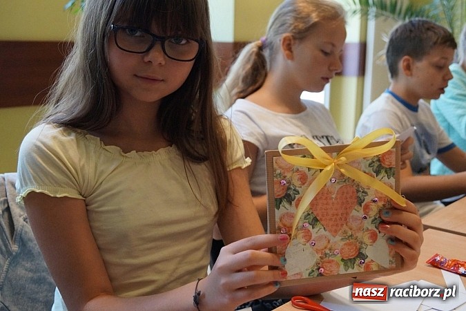 Zdjęcie w galerii na portalu naszraciborz.pl: W RCK tworzą cuda na warsztatach scrapbookingu wiadomości z regionu