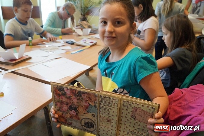 Zdjęcie w galerii na portalu naszraciborz.pl: W RCK tworzą cuda na warsztatach scrapbookingu wiadomości z regionu