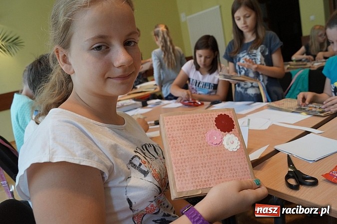 Zdjęcie w galerii na portalu naszraciborz.pl: W RCK tworzą cuda na warsztatach scrapbookingu wiadomości z regionu
