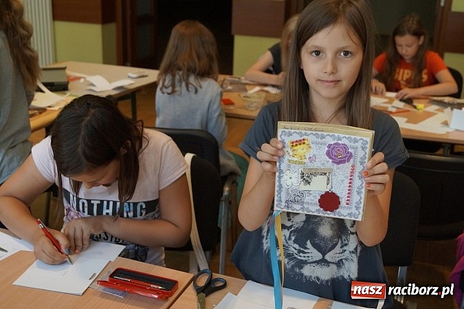 Zdjęcie w galerii na portalu naszraciborz.pl: W RCK tworzą cuda na warsztatach scrapbookingu wiadomości z regionu