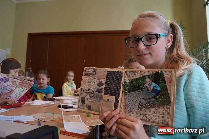 Zdjęcie w galerii na portalu naszraciborz.pl: W RCK tworzą cuda na warsztatach scrapbookingu wiadomości z regionu