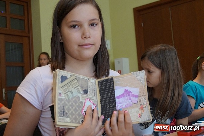 Zdjęcie w galerii na portalu naszraciborz.pl: W RCK tworzą cuda na warsztatach scrapbookingu wiadomości z regionu
