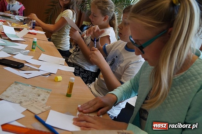 Zdjęcie w galerii na portalu naszraciborz.pl: W RCK tworzą cuda na warsztatach scrapbookingu wiadomości z regionu