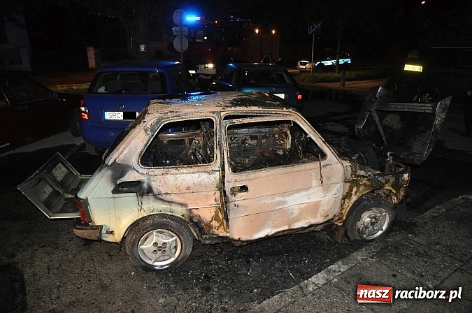 Zdjęcie w galerii na portalu naszraciborz.pl: Na Słowackiego spłonął doszczętnie maluch. Czy to było podpalenie? wiadomości z regionu