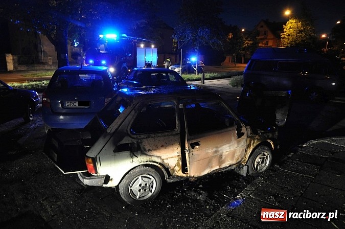 Zdjęcie w galerii na portalu naszraciborz.pl: Na Słowackiego spłonął doszczętnie maluch. Czy to było podpalenie? wiadomości z regionu