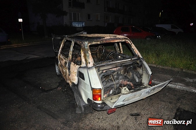 Zdjęcie w galerii na portalu naszraciborz.pl: Na Słowackiego spłonął doszczętnie maluch. Czy to było podpalenie? wiadomości z regionu