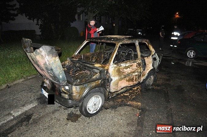 Zdjęcie w galerii na portalu naszraciborz.pl: Na Słowackiego spłonął doszczętnie maluch. Czy to było podpalenie? wiadomości z regionu