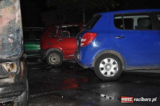 Zdjęcie w galerii na portalu naszraciborz.pl: Na Słowackiego spłonął doszczętnie maluch. Czy to było podpalenie? wiadomości z regionu