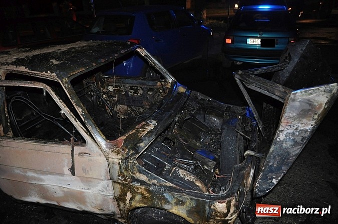 Zdjęcie w galerii na portalu naszraciborz.pl: Na Słowackiego spłonął doszczętnie maluch. Czy to było podpalenie? wiadomości z regionu