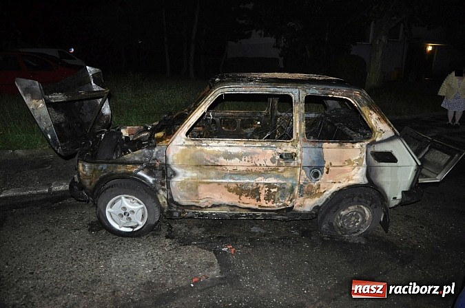 Zdjęcie w galerii na portalu naszraciborz.pl: Na Słowackiego spłonął doszczętnie maluch. Czy to było podpalenie? wiadomości z regionu