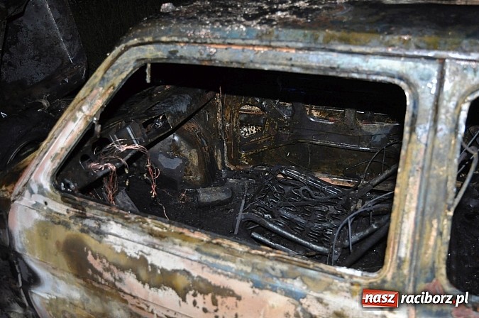 Zdjęcie w galerii na portalu naszraciborz.pl: Na Słowackiego spłonął doszczętnie maluch. Czy to było podpalenie? wiadomości z regionu