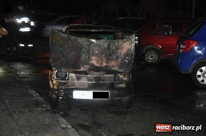 Zdjęcie w galerii na portalu naszraciborz.pl: Na Słowackiego spłonął doszczętnie maluch. Czy to było podpalenie? wiadomości z regionu