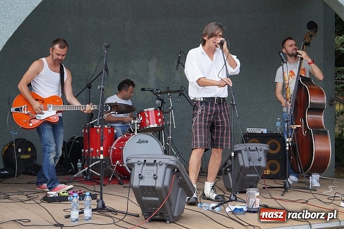 Zdjęcie w galerii na portalu naszraciborz.pl: Pełen energii Zgredybillies zagrał w Parku Roth  wiadomości z regionu