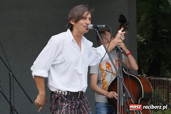 Zdjęcie w galerii na portalu naszraciborz.pl: Pełen energii Zgredybillies zagrał w Parku Roth  wiadomości z regionu