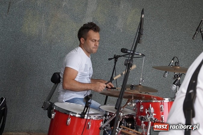 Zdjęcie w galerii na portalu naszraciborz.pl: Pełen energii Zgredybillies zagrał w Parku Roth  wiadomości z regionu