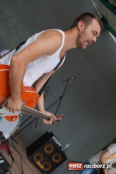 Zdjęcie w galerii na portalu naszraciborz.pl: Pełen energii Zgredybillies zagrał w Parku Roth  wiadomości z regionu