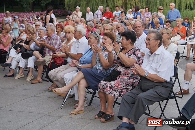 Zdjęcie w galerii na portalu naszraciborz.pl: Pełen energii Zgredybillies zagrał w Parku Roth  wiadomości z regionu
