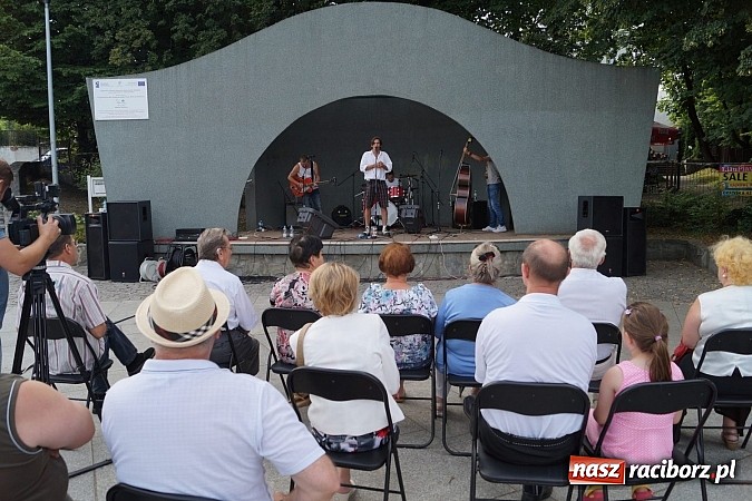 Zdjęcie w galerii na portalu naszraciborz.pl: Pełen energii Zgredybillies zagrał w Parku Roth  wiadomości z regionu