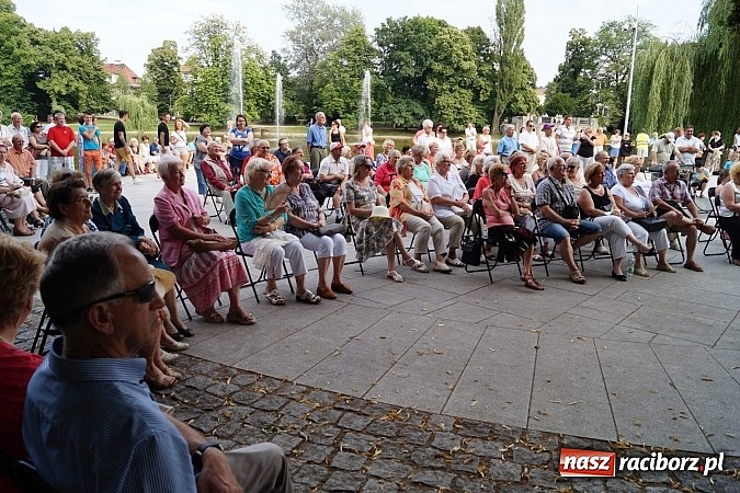 Zdjęcie w galerii na portalu naszraciborz.pl: Pełen energii Zgredybillies zagrał w Parku Roth  wiadomości z regionu