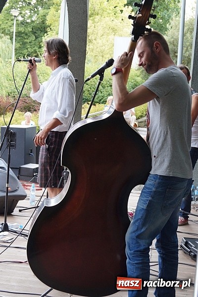 Zdjęcie w galerii na portalu naszraciborz.pl: Pełen energii Zgredybillies zagrał w Parku Roth  wiadomości z regionu