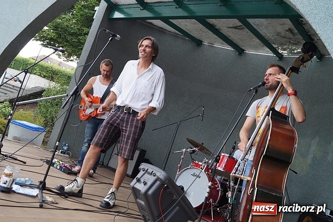 Zdjęcie w galerii na portalu naszraciborz.pl: Pełen energii Zgredybillies zagrał w Parku Roth  wiadomości z regionu