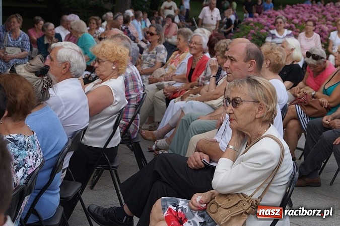 Zdjęcie w galerii na portalu naszraciborz.pl: Pełen energii Zgredybillies zagrał w Parku Roth  wiadomości z regionu