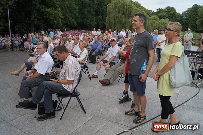 Zdjęcie w galerii na portalu naszraciborz.pl: Pełen energii Zgredybillies zagrał w Parku Roth  wiadomości z regionu