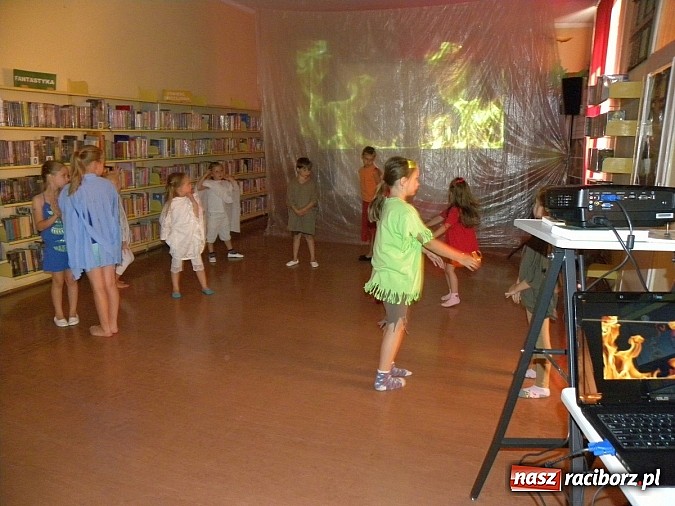 Zdjęcie w galerii na portalu naszraciborz.pl: Lato z biblioteką. Taniec czterech żywiołów wiadomości z regionu