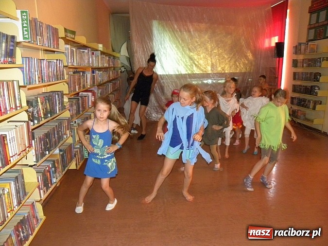 Zdjęcie w galerii na portalu naszraciborz.pl: Lato z biblioteką. Taniec czterech żywiołów wiadomości z regionu