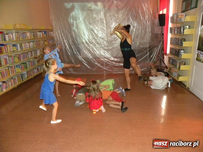 Zdjęcie w galerii na portalu naszraciborz.pl: Lato z biblioteką. Taniec czterech żywiołów wiadomości z regionu