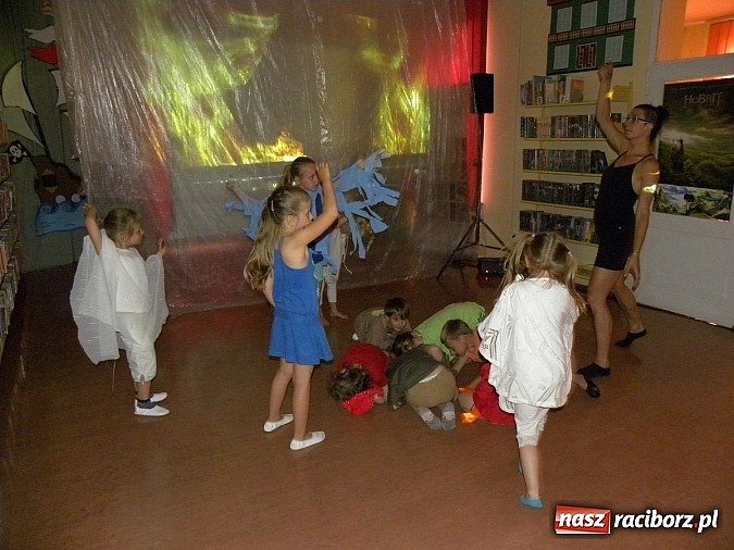 Zdjęcie w galerii na portalu naszraciborz.pl: Lato z biblioteką. Taniec czterech żywiołów wiadomości z regionu