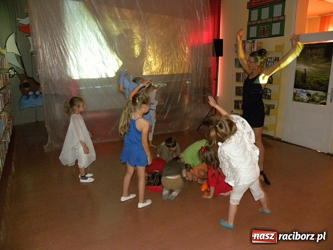 Zdjęcie w galerii na portalu naszraciborz.pl: Lato z biblioteką. Taniec czterech żywiołów wiadomości z regionu