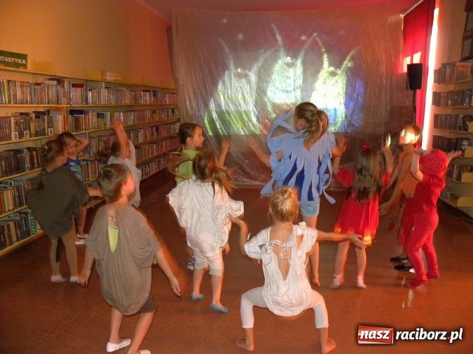 Zdjęcie w galerii na portalu naszraciborz.pl: Lato z biblioteką. Taniec czterech żywiołów wiadomości z regionu