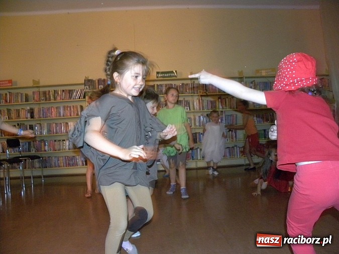 Zdjęcie w galerii na portalu naszraciborz.pl: Lato z biblioteką. Taniec czterech żywiołów wiadomości z regionu