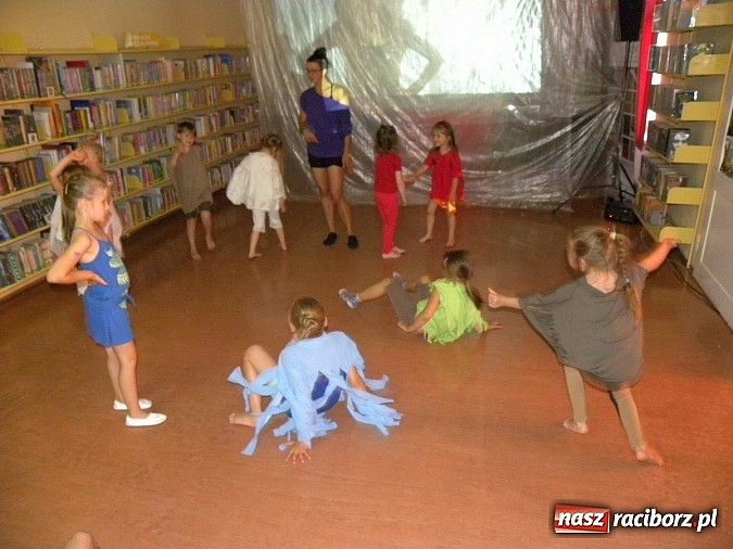Zdjęcie w galerii na portalu naszraciborz.pl: Lato z biblioteką. Taniec czterech żywiołów wiadomości z regionu