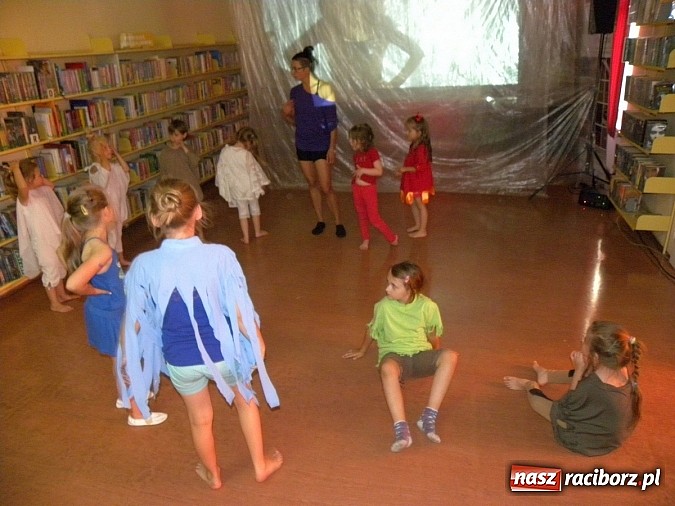 Zdjęcie w galerii na portalu naszraciborz.pl: Lato z biblioteką. Taniec czterech żywiołów wiadomości z regionu