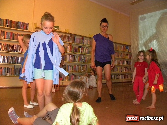 Zdjęcie w galerii na portalu naszraciborz.pl: Lato z biblioteką. Taniec czterech żywiołów wiadomości z regionu