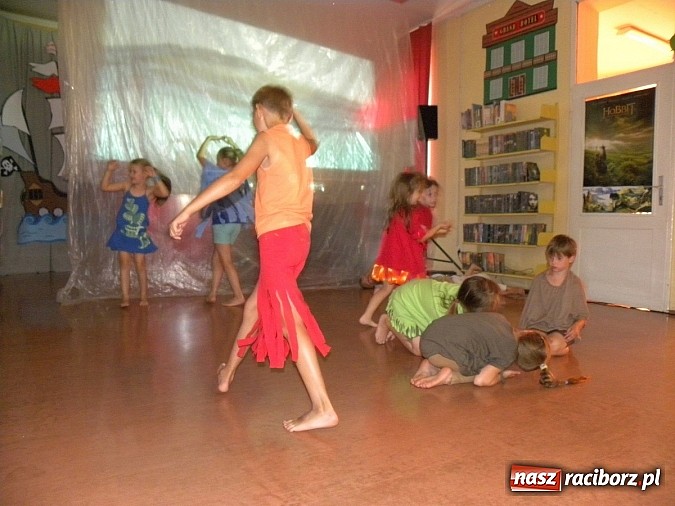 Zdjęcie w galerii na portalu naszraciborz.pl: Lato z biblioteką. Taniec czterech żywiołów wiadomości z regionu