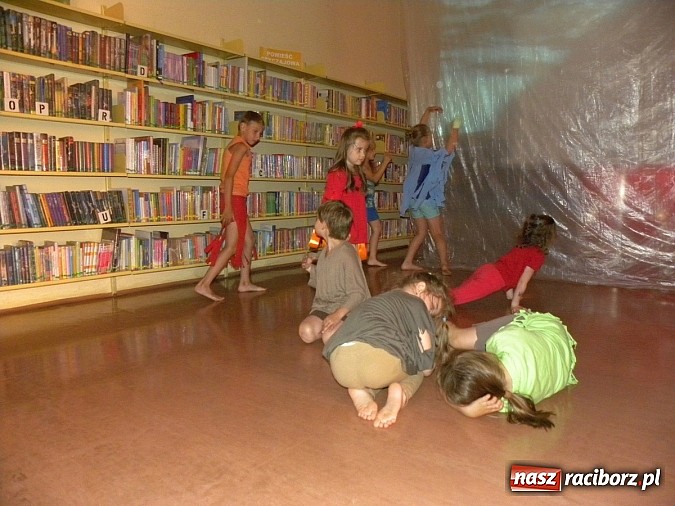 Zdjęcie w galerii na portalu naszraciborz.pl: Lato z biblioteką. Taniec czterech żywiołów wiadomości z regionu
