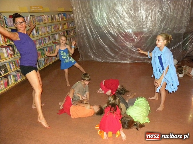 Zdjęcie w galerii na portalu naszraciborz.pl: Lato z biblioteką. Taniec czterech żywiołów wiadomości z regionu