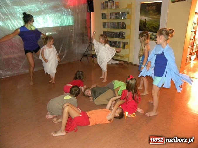 Zdjęcie w galerii na portalu naszraciborz.pl: Lato z biblioteką. Taniec czterech żywiołów wiadomości z regionu