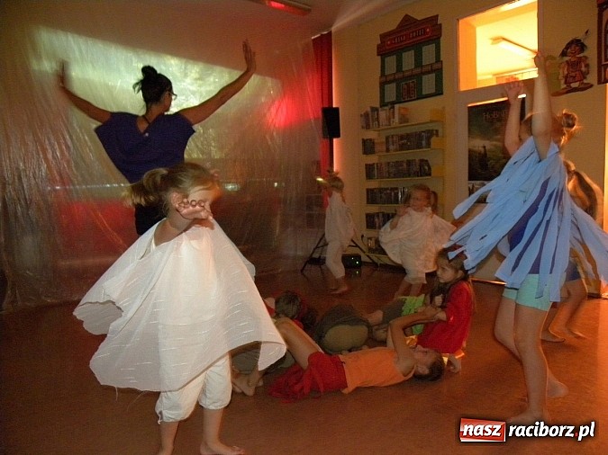 Zdjęcie w galerii na portalu naszraciborz.pl: Lato z biblioteką. Taniec czterech żywiołów wiadomości z regionu