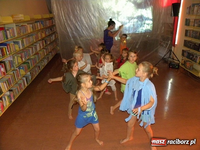 Zdjęcie w galerii na portalu naszraciborz.pl: Lato z biblioteką. Taniec czterech żywiołów wiadomości z regionu