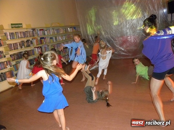 Zdjęcie w galerii na portalu naszraciborz.pl: Lato z biblioteką. Taniec czterech żywiołów wiadomości z regionu