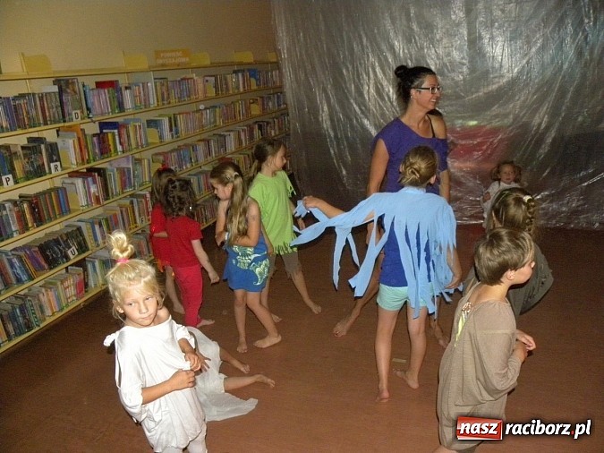 Zdjęcie w galerii na portalu naszraciborz.pl: Lato z biblioteką. Taniec czterech żywiołów wiadomości z regionu
