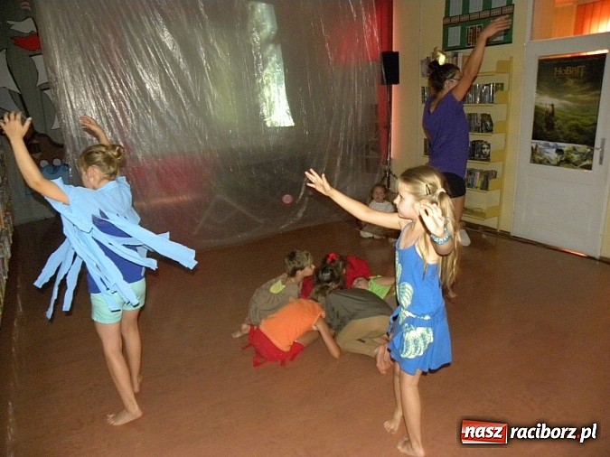 Zdjęcie w galerii na portalu naszraciborz.pl: Lato z biblioteką. Taniec czterech żywiołów wiadomości z regionu