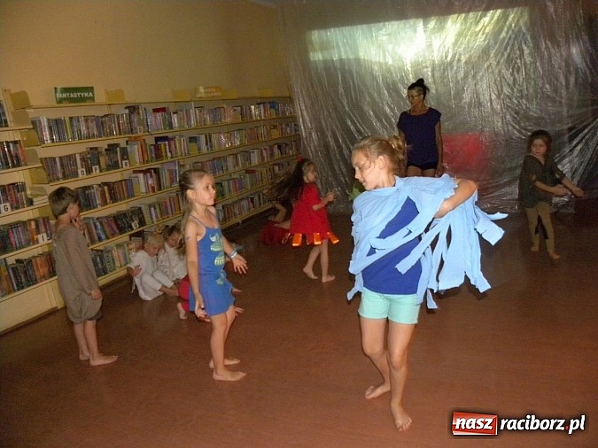 Zdjęcie w galerii na portalu naszraciborz.pl: Lato z biblioteką. Taniec czterech żywiołów wiadomości z regionu