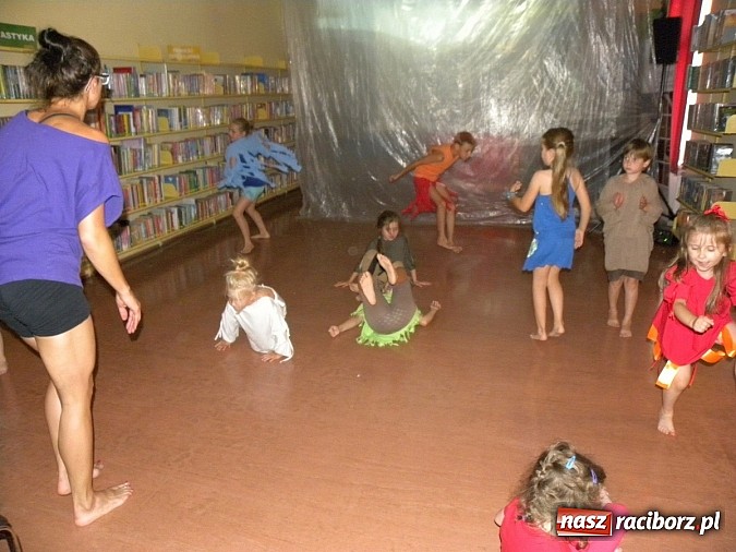 Zdjęcie w galerii na portalu naszraciborz.pl: Lato z biblioteką. Taniec czterech żywiołów wiadomości z regionu